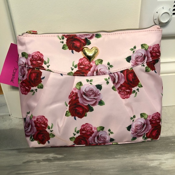 Betsey Johnson Handbags - 📣HP📣Betsy Johnson Nylon Pleated Floral Wristlet